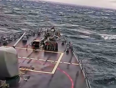 Σπάνιο βίντεο: Όταν το «λαβωμένο» USS «John S. McCain» έπλεε σε πολλά μποφόρ για δοκιμές